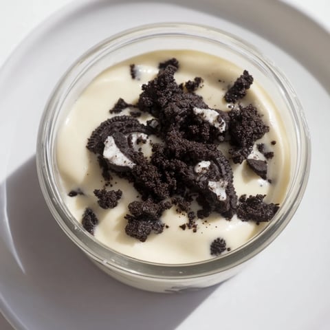 Creamy vanilla pudding with layers of crushed Oreos, a simple, delicious dessert ready fast!