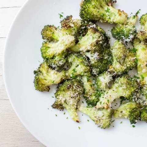 Crispy edges and cheesy goodness: A beautifully presented plate of Garlic Parmesan Roasted Broccoli.